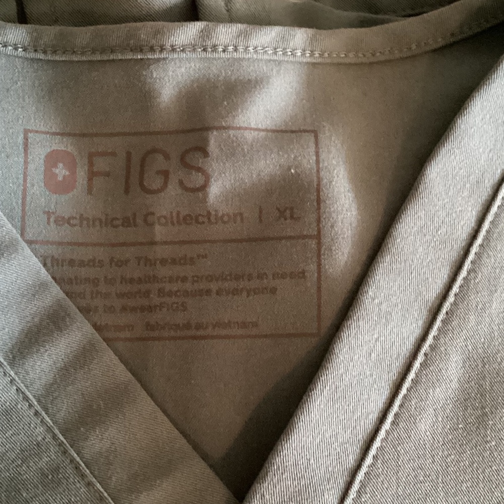 Figs scrub top - Picture 3 of 3